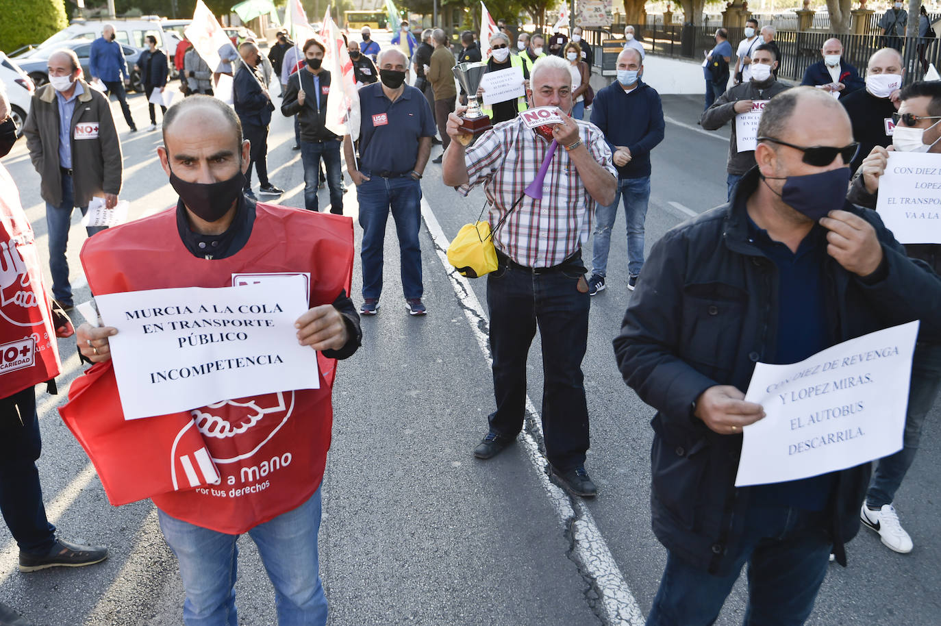 Fotos: Manifestación de los trabajadores de Latbus en Murcia
