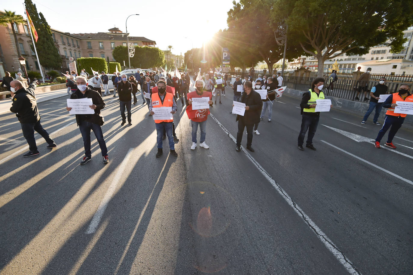 Fotos: Manifestación de los trabajadores de Latbus en Murcia