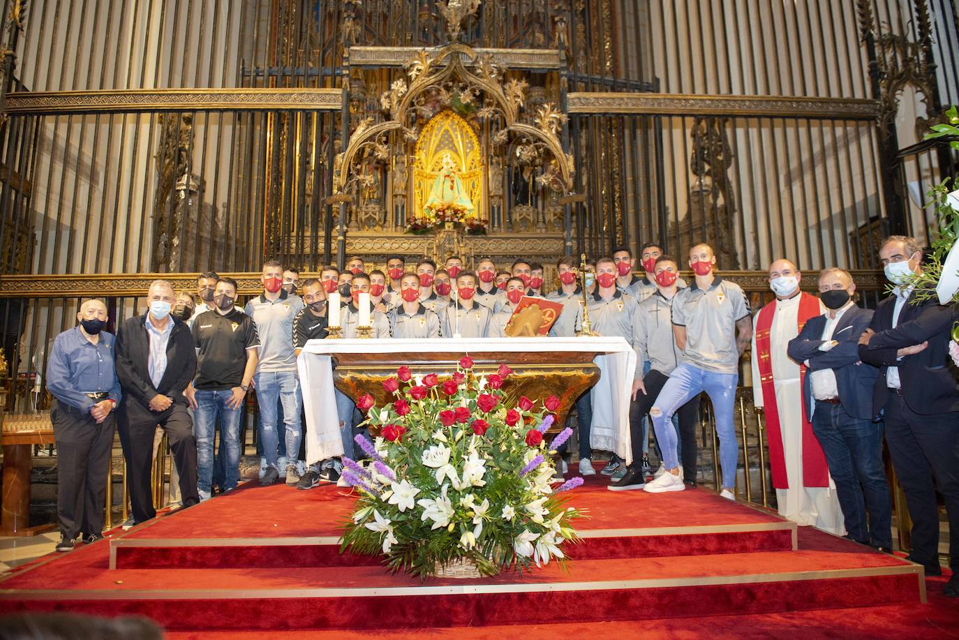 Fotos: Ofrenda floral del Murcia en la catedral