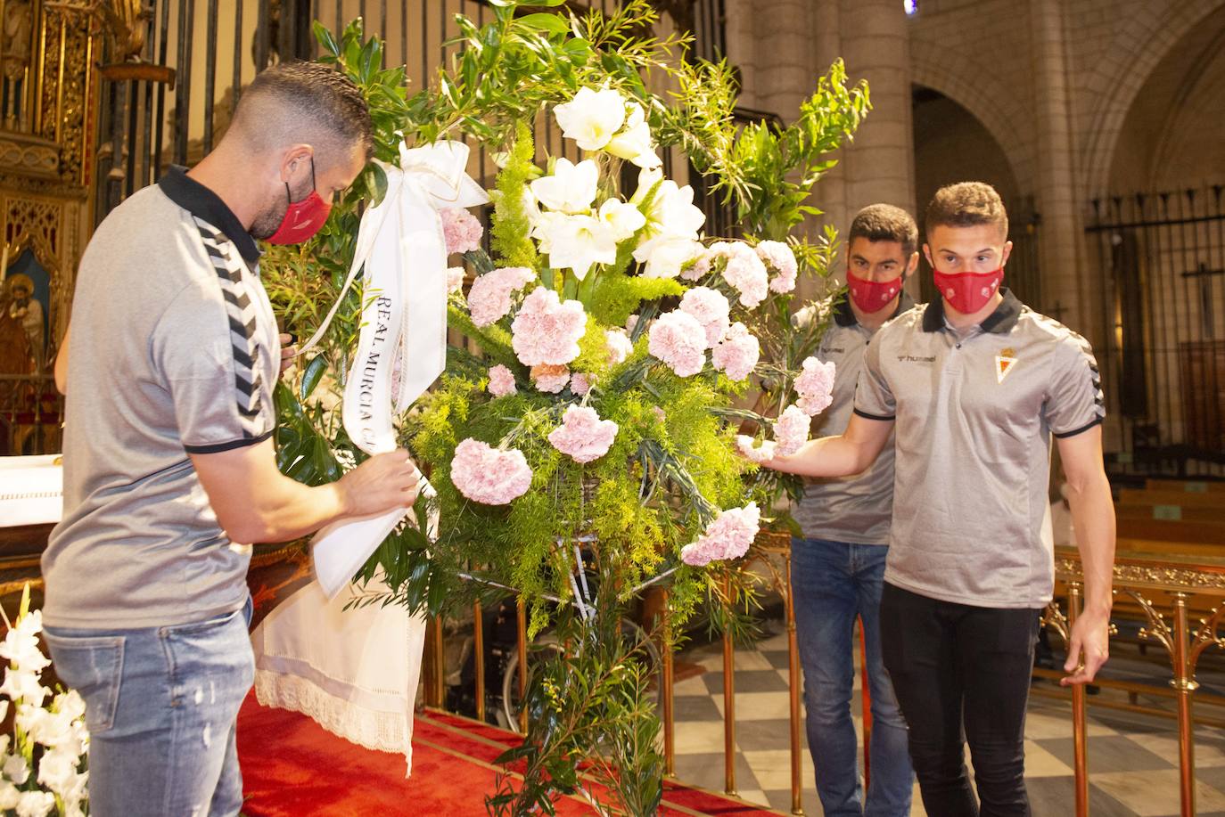 Fotos: Ofrenda floral del Murcia en la catedral