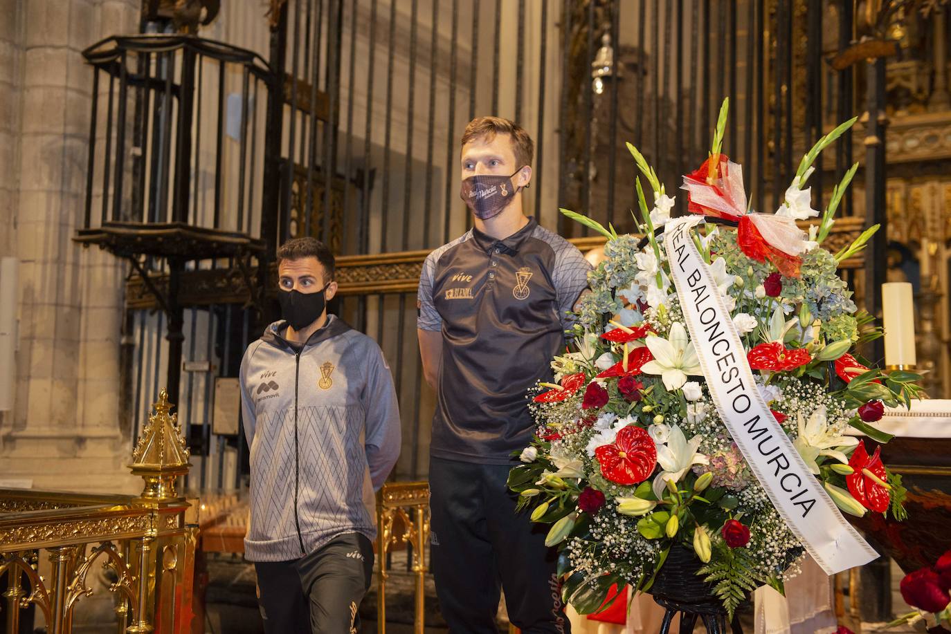 Fotos: Ofrenda floral del Murcia en la catedral