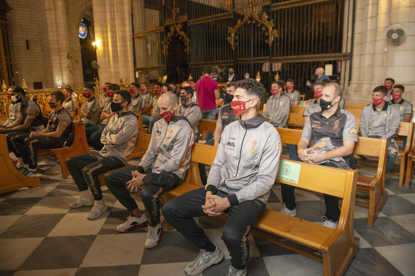 Fotos: Ofrenda floral del Murcia en la catedral