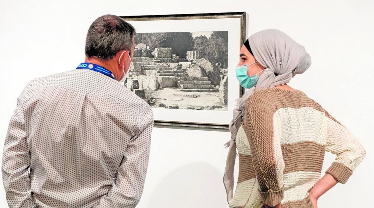 Espectadores en la exposiciónante la obra 'Ruinas del Templode Zeus' en Olimpia. 