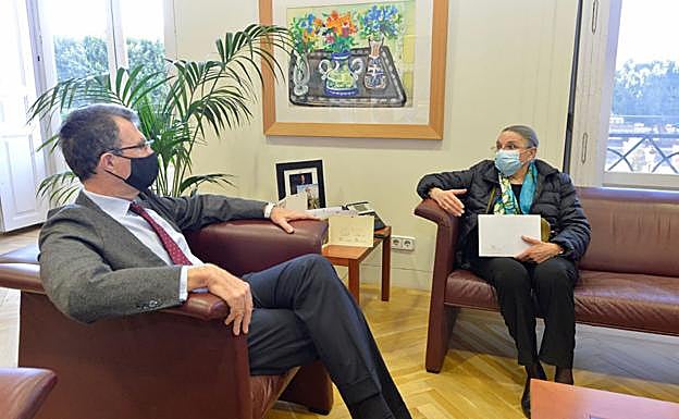 José Ballesta e Isabel Verdejo, ayer, en el Consistorio. 