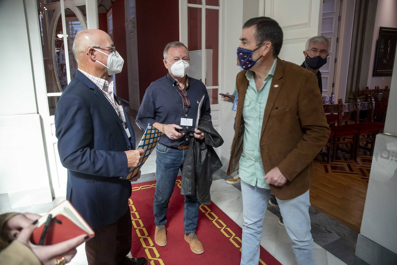 Fotos: Los vecinos de La Aljorra exigen más medios sanitarios y «vigilar» las emisiones de Sabic