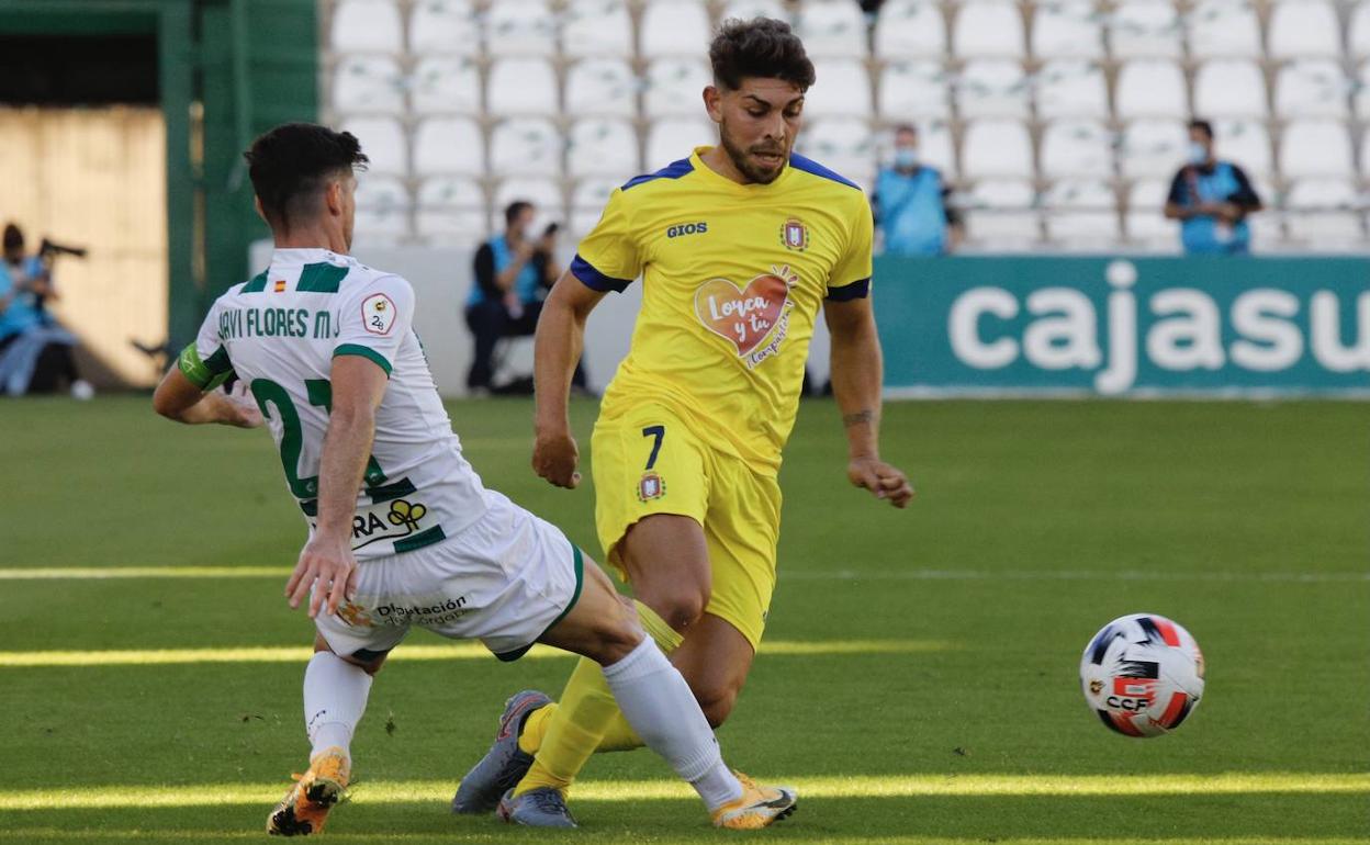 Marcos Legaz regatea a Javi Flores, en el partido de este domingo.