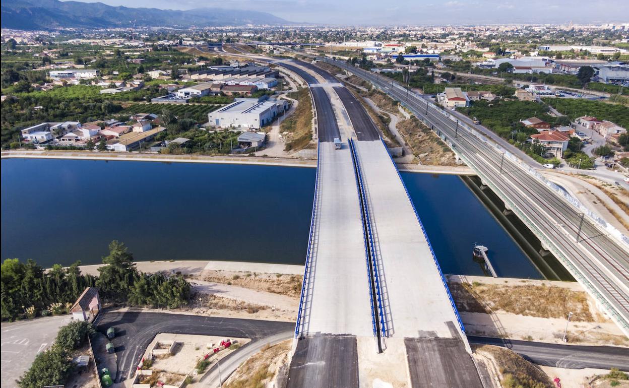 La autovía del Reguerón pasa sobre una balsa de riego cerca de Beniaján, donde se construye uno de los viaductos paralelos al trazado ferroviario. Enlazará con la avenida de Levante.