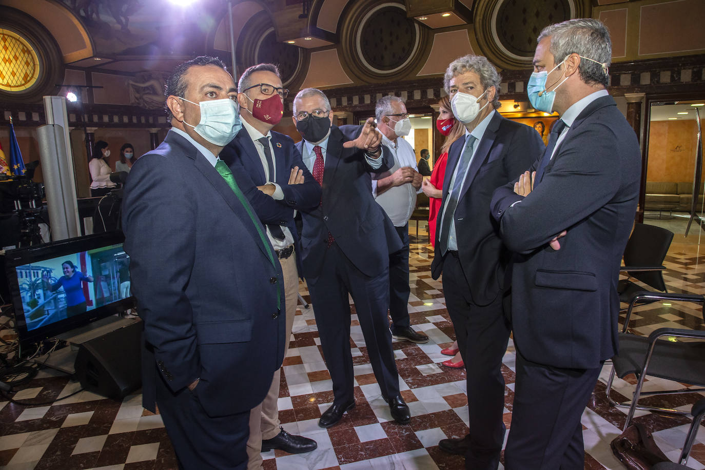 Fotos: La reconstrucción de Lorca tras el terremoto de 2011 protagoniza la jornada en la Asamblea Regional