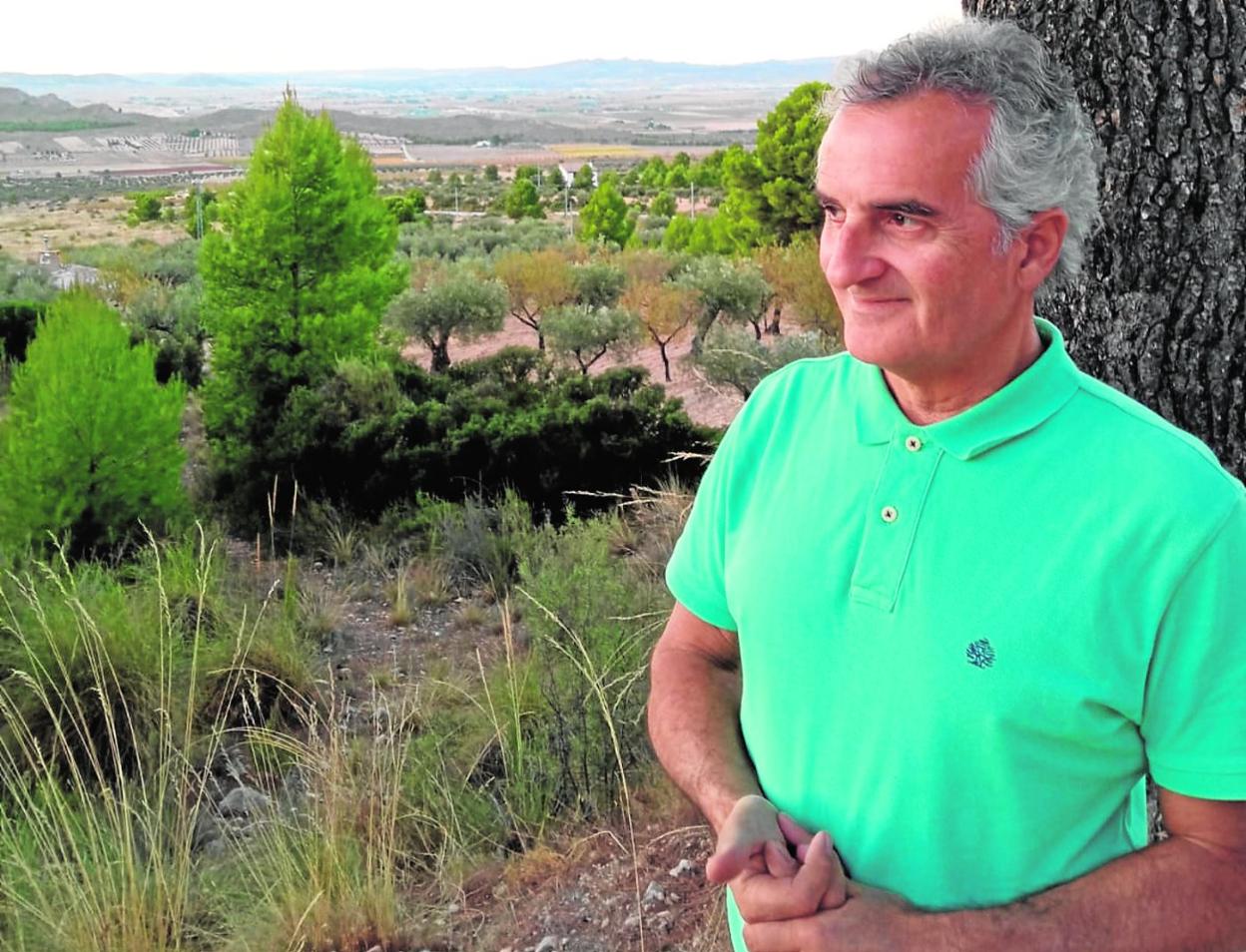 Emilio Rico, a los pies de la Sierra de Salinas y con la ciudad de Yecla al fondo. 