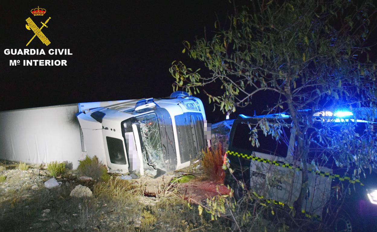 Camión volcado en el accidente ocurrido en Yecla.