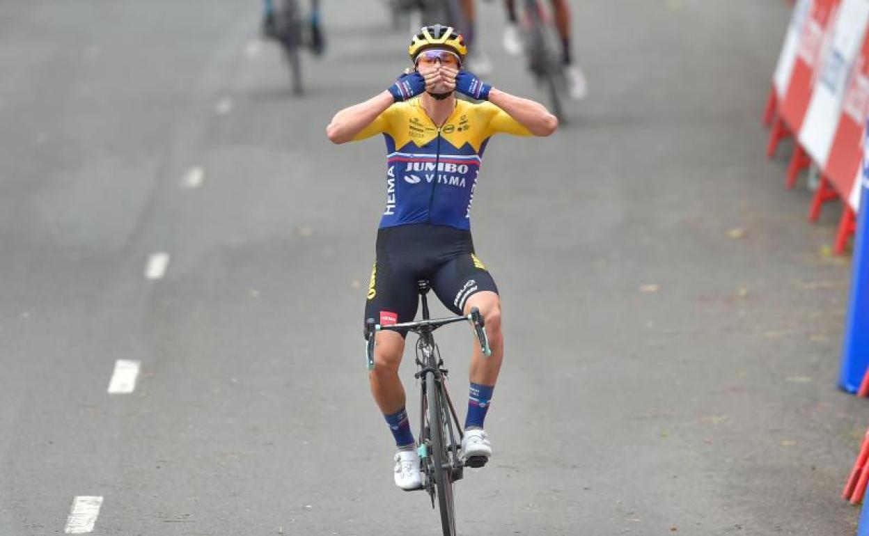 Roglic celebra su victoria en Arrate.