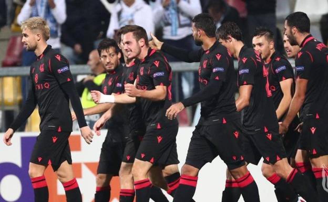 Los jugadores de la Real celebran el gol de Bautista en el 92. 