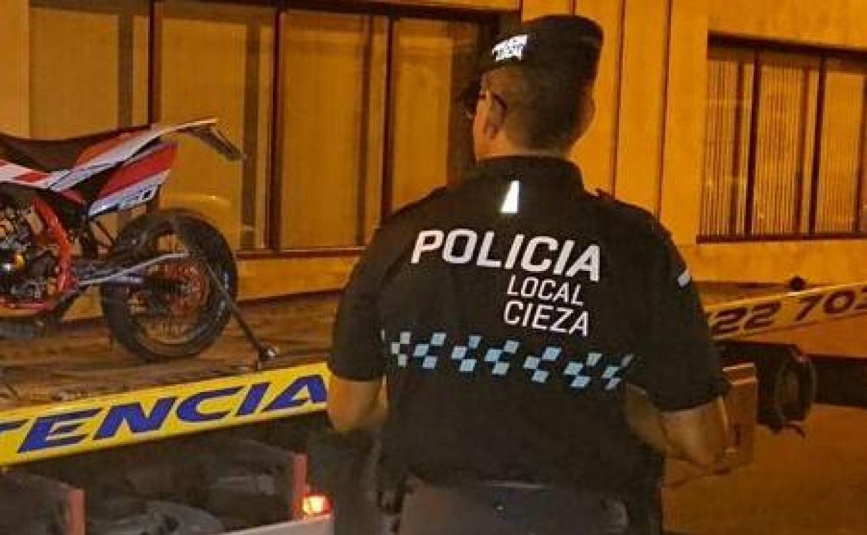 Un agente de la Policía Local de Cieza.