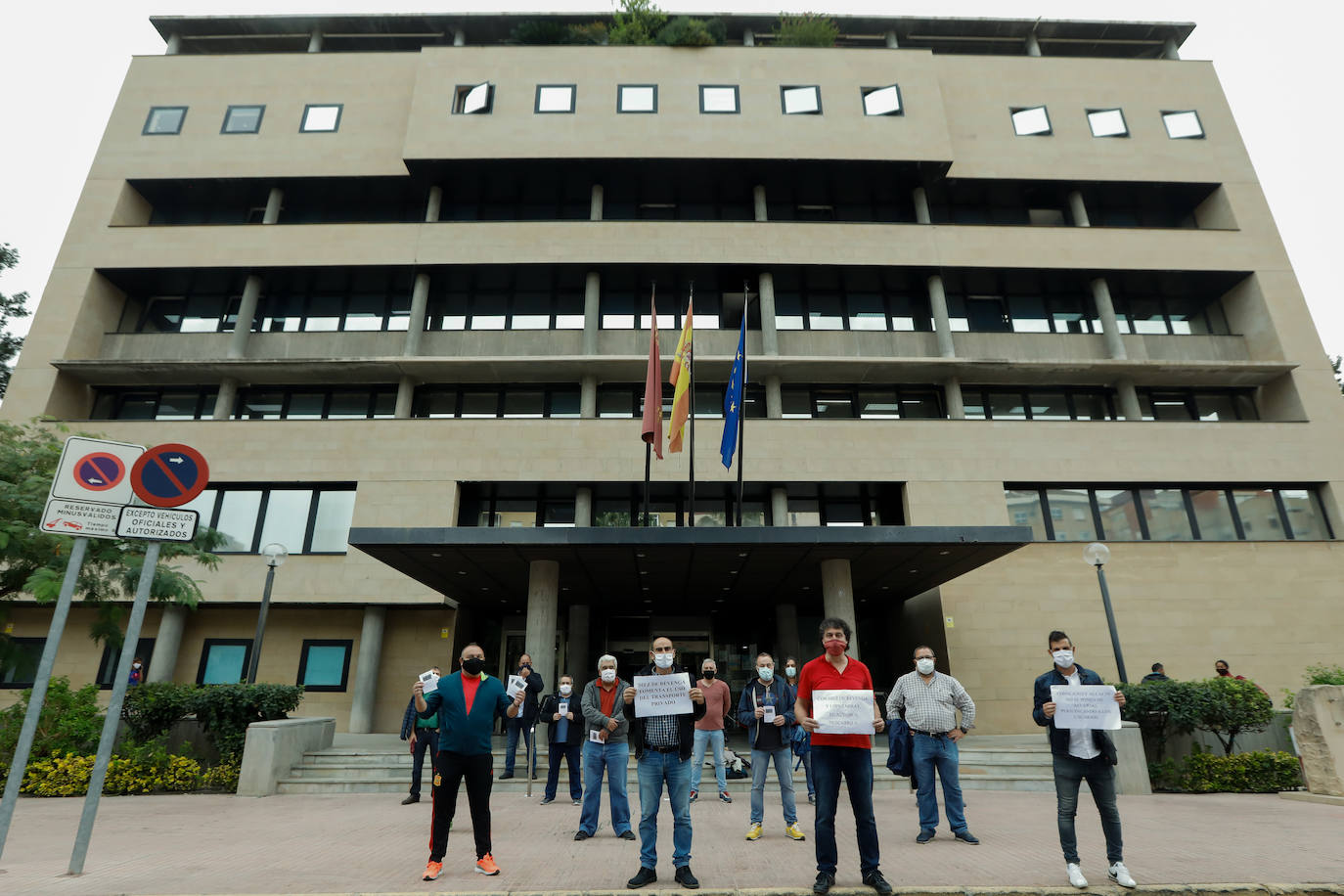 Fotos: Concentración y marcha de los trabajadores de Latbus hasta la Consejería de Fomento