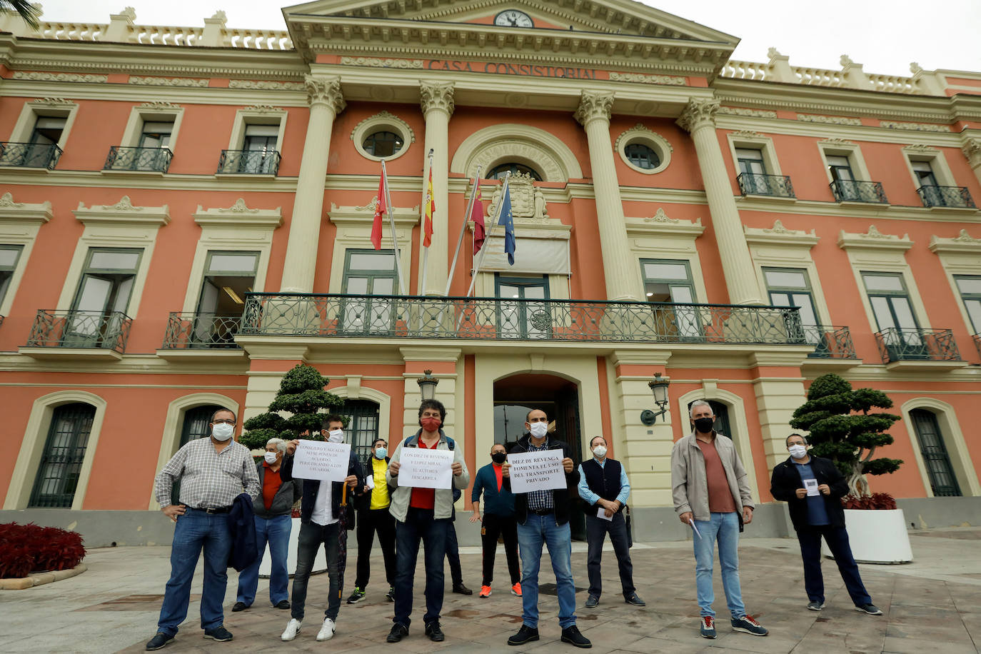 Fotos: Concentración y marcha de los trabajadores de Latbus hasta la Consejería de Fomento