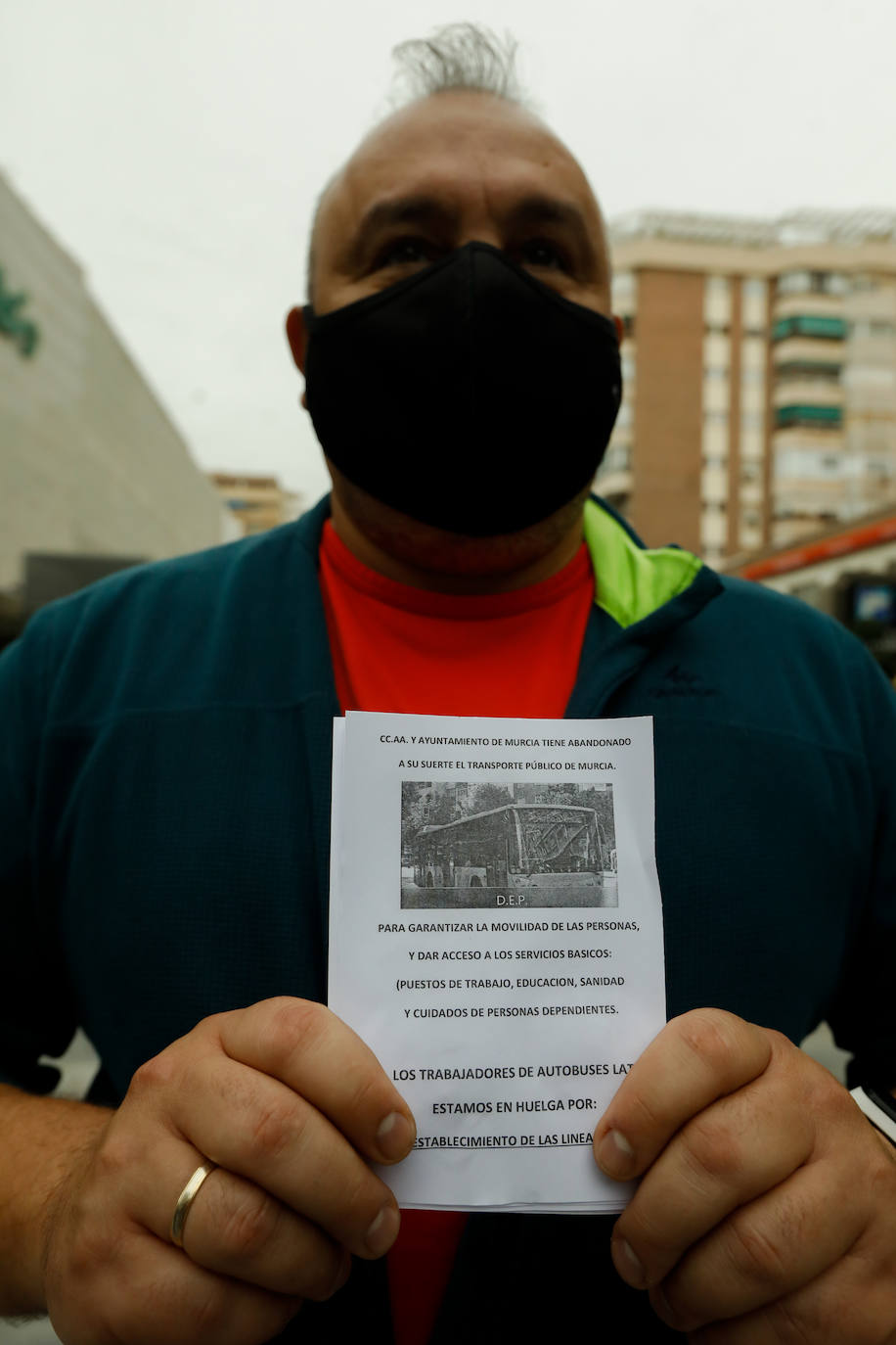 Fotos: Concentración y marcha de los trabajadores de Latbus hasta la Consejería de Fomento