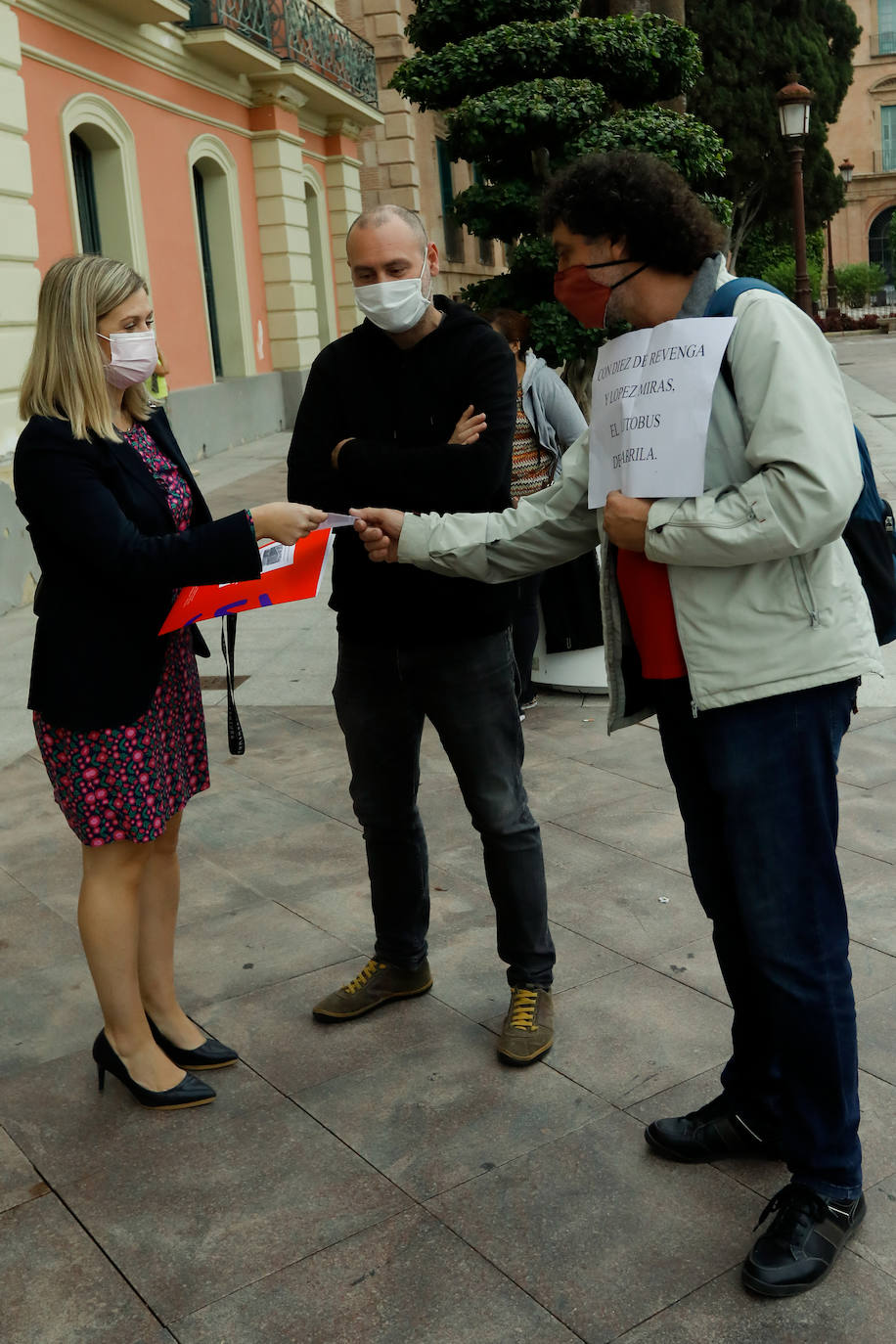 Fotos: Concentración y marcha de los trabajadores de Latbus hasta la Consejería de Fomento
