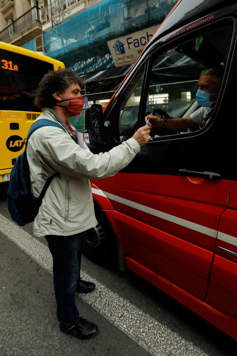Fotos: Concentración y marcha de los trabajadores de Latbus hasta la Consejería de Fomento