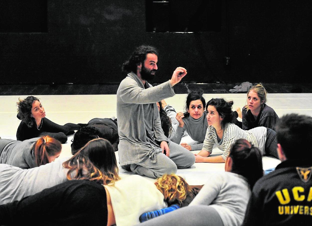 En el centro, el bailarín Sharon Fridman, en una anterior visita al Párraga. 