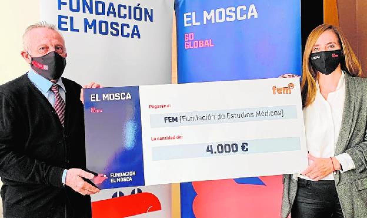 Otilia Hernández, secretaria de la Fundación El Mosca, hace entrega del cheque a Aurelio Luna, presidente de la Fundación de Estudios Médicos.