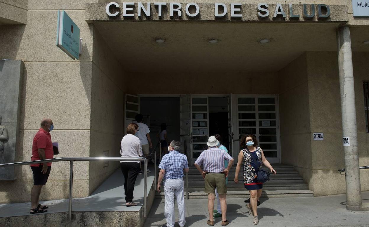 Entrada al centro de salud de San Andrés, el barrio de Murcia con más positivos.