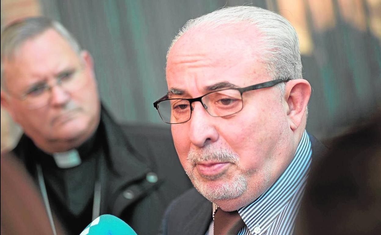 José Luis Mendoza, con el obispo Lorca Planes al fondo, en una imagen de archivo