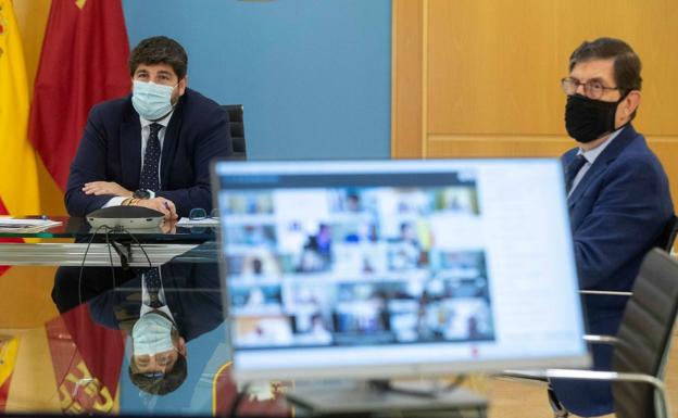 El presidente de la Región, Fernando López Miras, y el consejero de Salud, Manuel Villegas, en la reunión de este viernes.