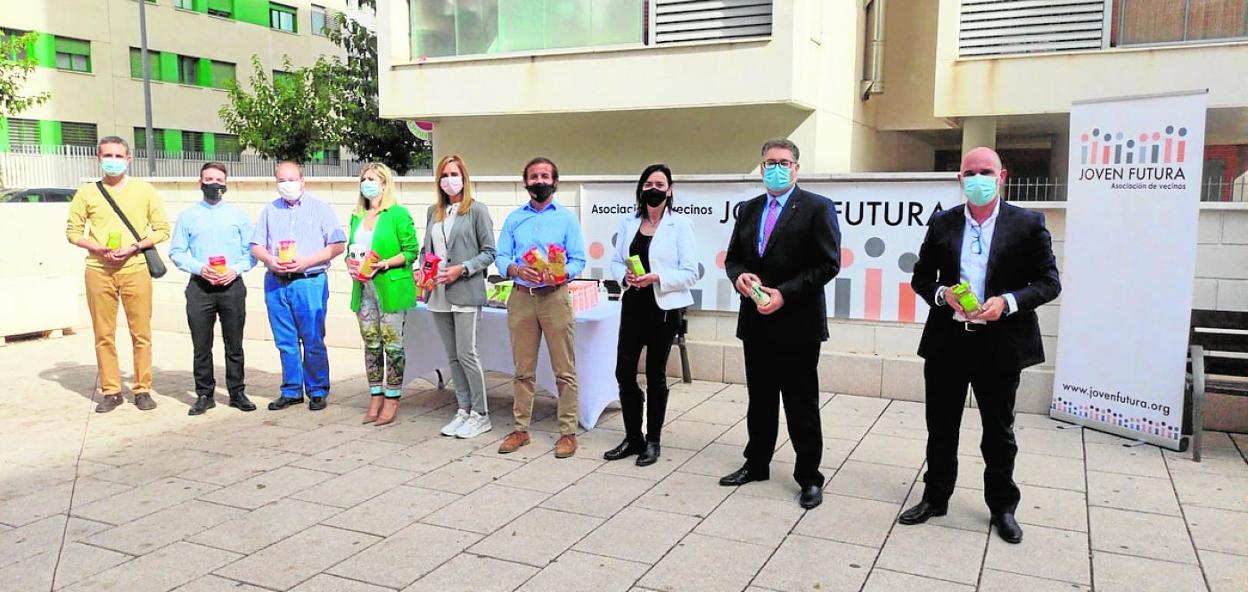 Un momento del acto solidario celebrado ayer en la urbanización. 