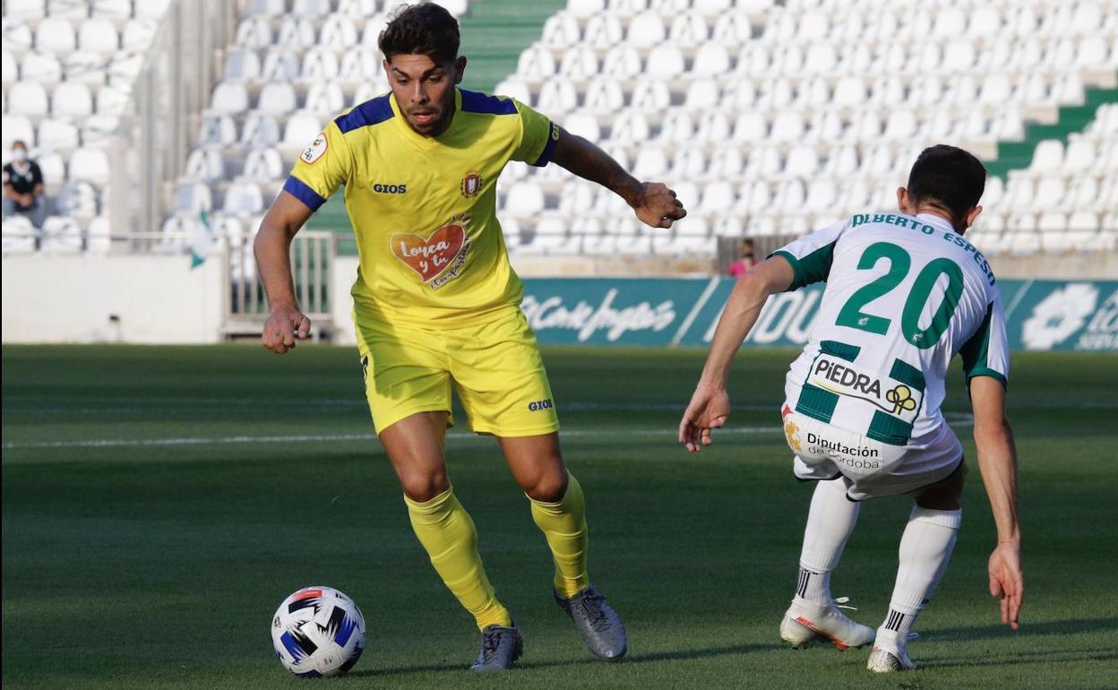 Marcos Legaz regatea a su par en el partido de la primera jornada contra el Córdoba.