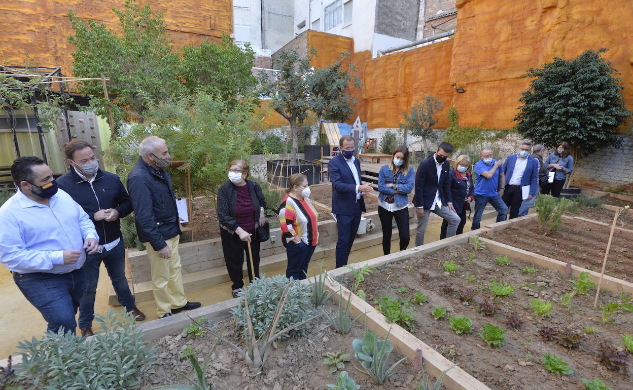 Representantes de distintos colectivos del barrio de Santa Eulalia charlan con el concejal de Desarrollo Urbano, José Guillén (c), junto al Huerto Urbano.