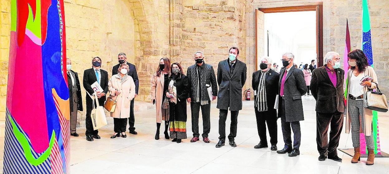 El artista (cuarto por la derecha) con el comisario Ángel Zalama y el alcalde de Valladolid, entre otros. 