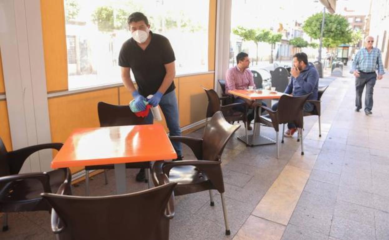 Un camarero en una terraza de un bar de Lorca en una foto de archivo.