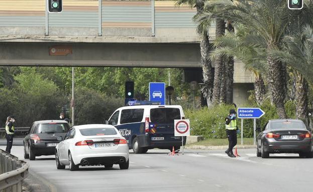 Control policial durante el confinamiento de marzo en una de las entradas a la ciudad de Murcia.