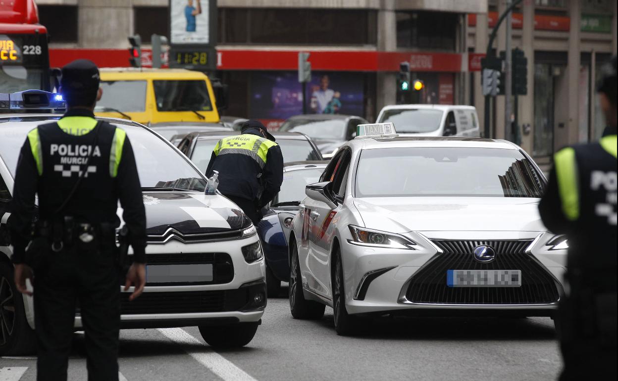 Controles policiales durante el pasado mes de abril en Murcia. 