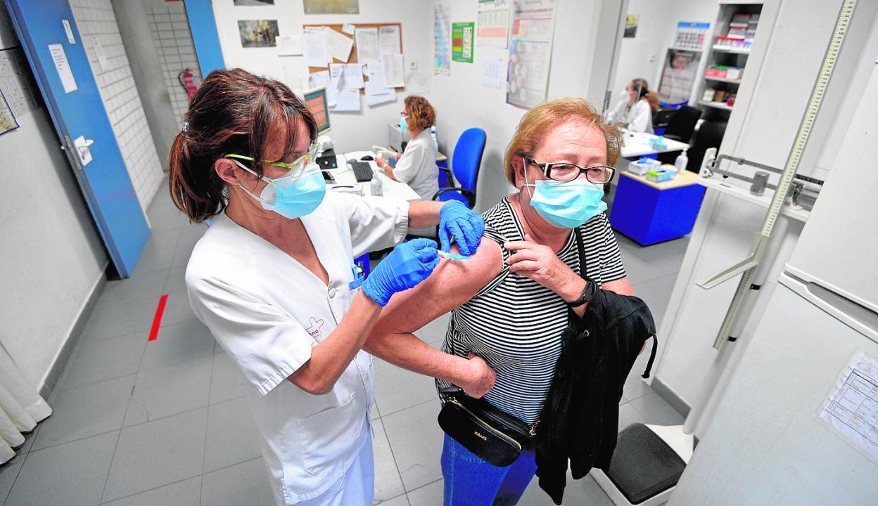 Una sanitaria vacuna a una paciente en el centro de salud de El Carmen, donde este miércoles se suministraron las últimas dosis que quedaban. 
