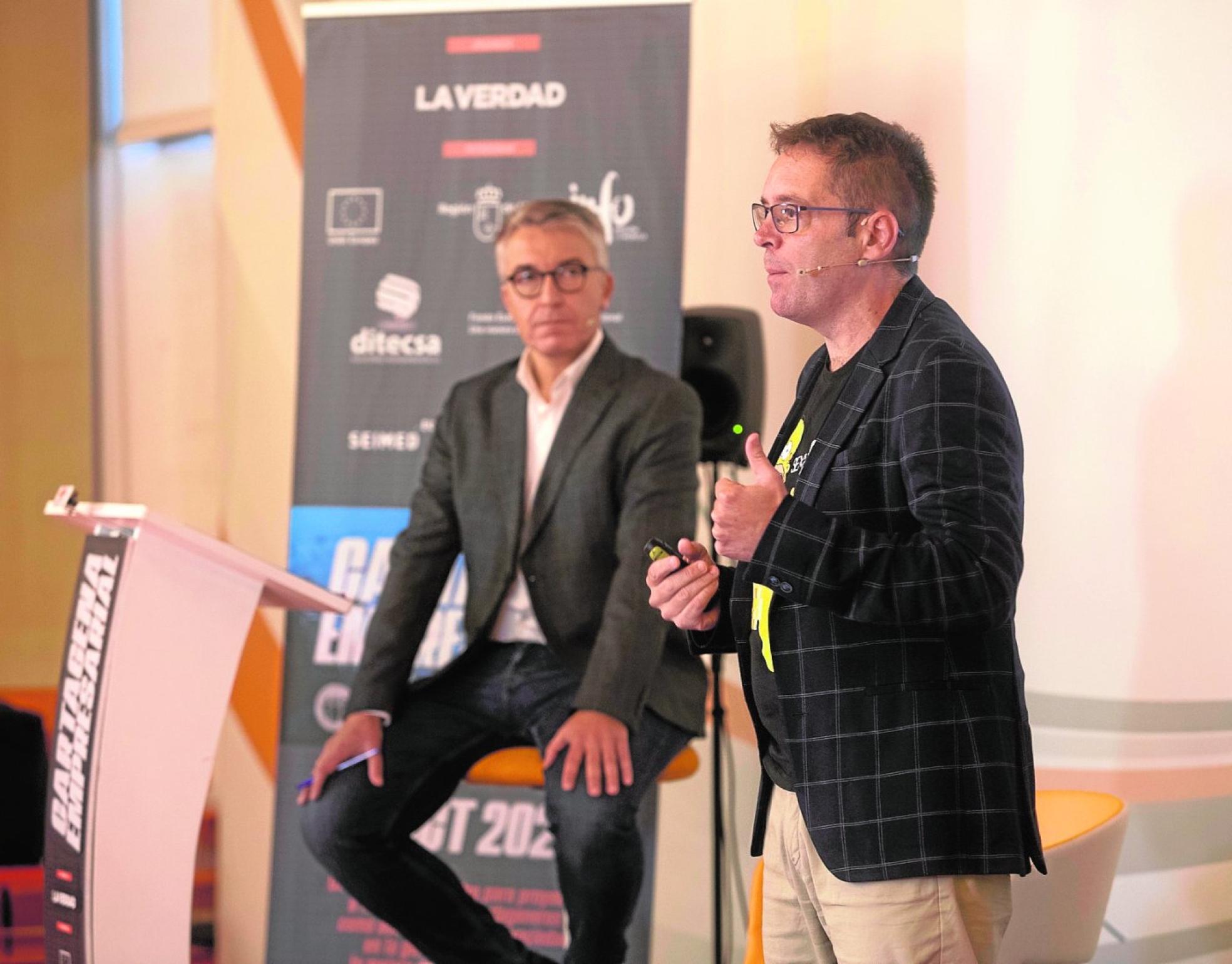 El 'coach' Javier Valera durante su intervención, junto al moderador Gregorio Mármol, delegado de LA VERDAD en Cartagena. 