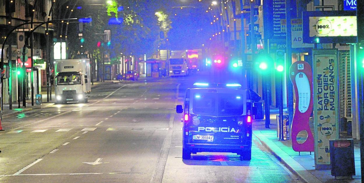 Una furgoneta de la Policía Nacional patrulla por la Gran Vía de Murcia durante el toque de queda. 