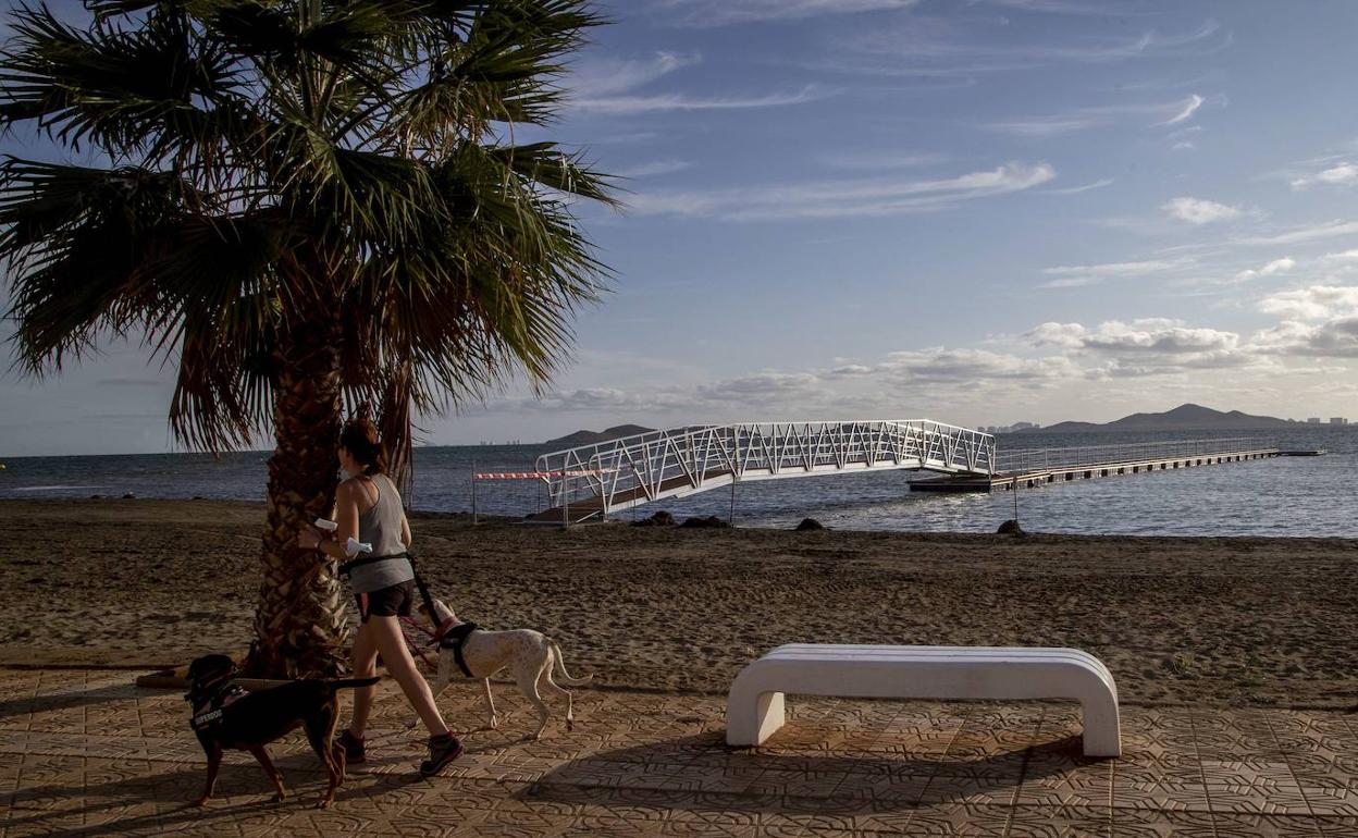 Pasarela en la playa de Los Urrutias, este verano.