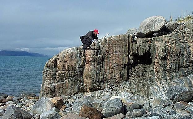 William Glassley examina los sedimentos metamorfoseados en la costa norte del fiordo Arfersiorfik, al oeste de Groenlandia.