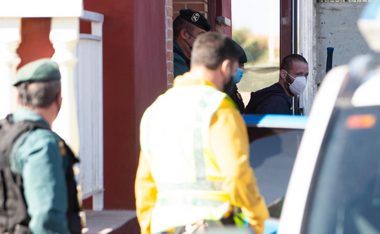 Un agente introduce en un vehículo policial al arrestado en el chalé de Santo Ángel, el pasado martes. 