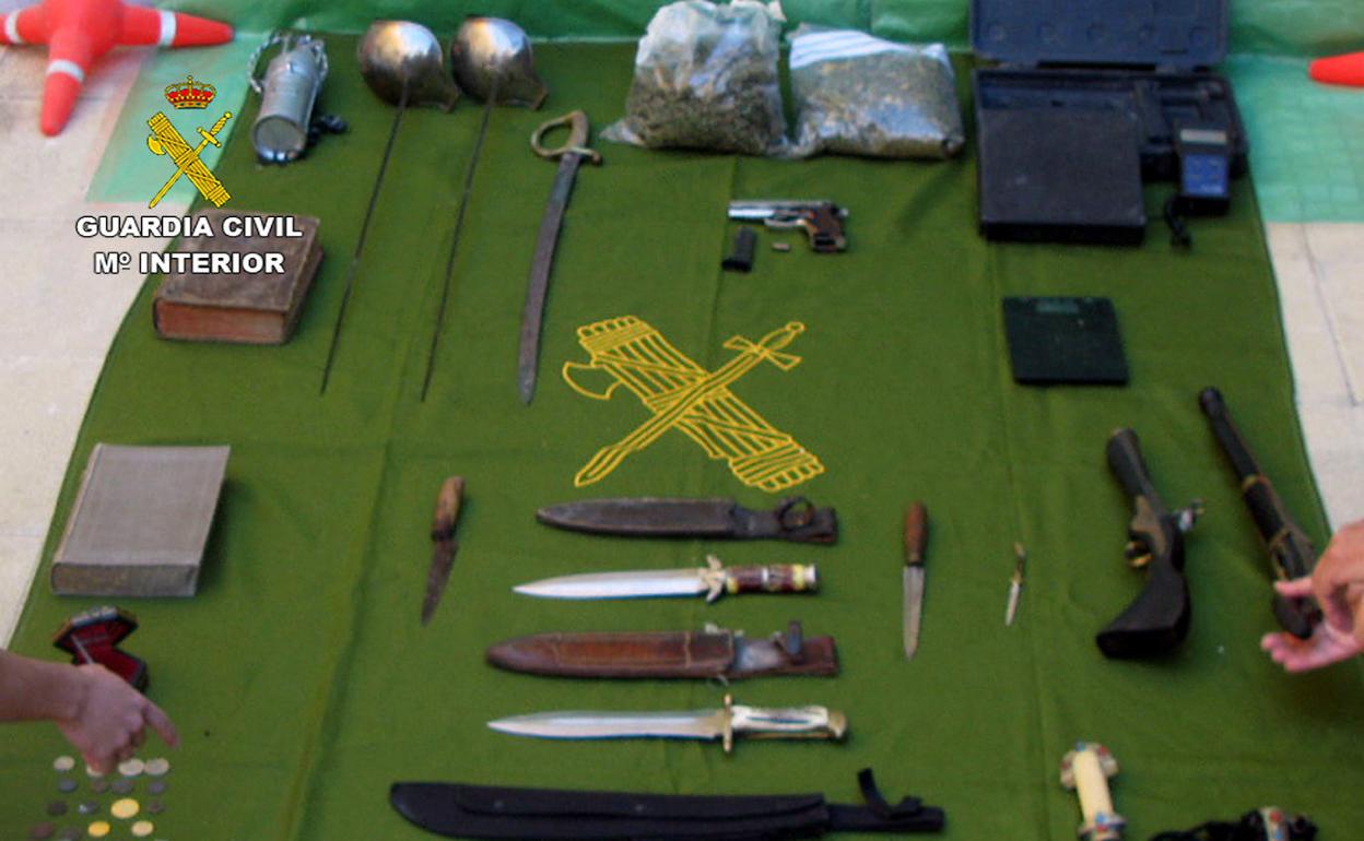 La Guardia Civil desmantela un punto de venta de droga e intervine armas y objetos antiguos robados