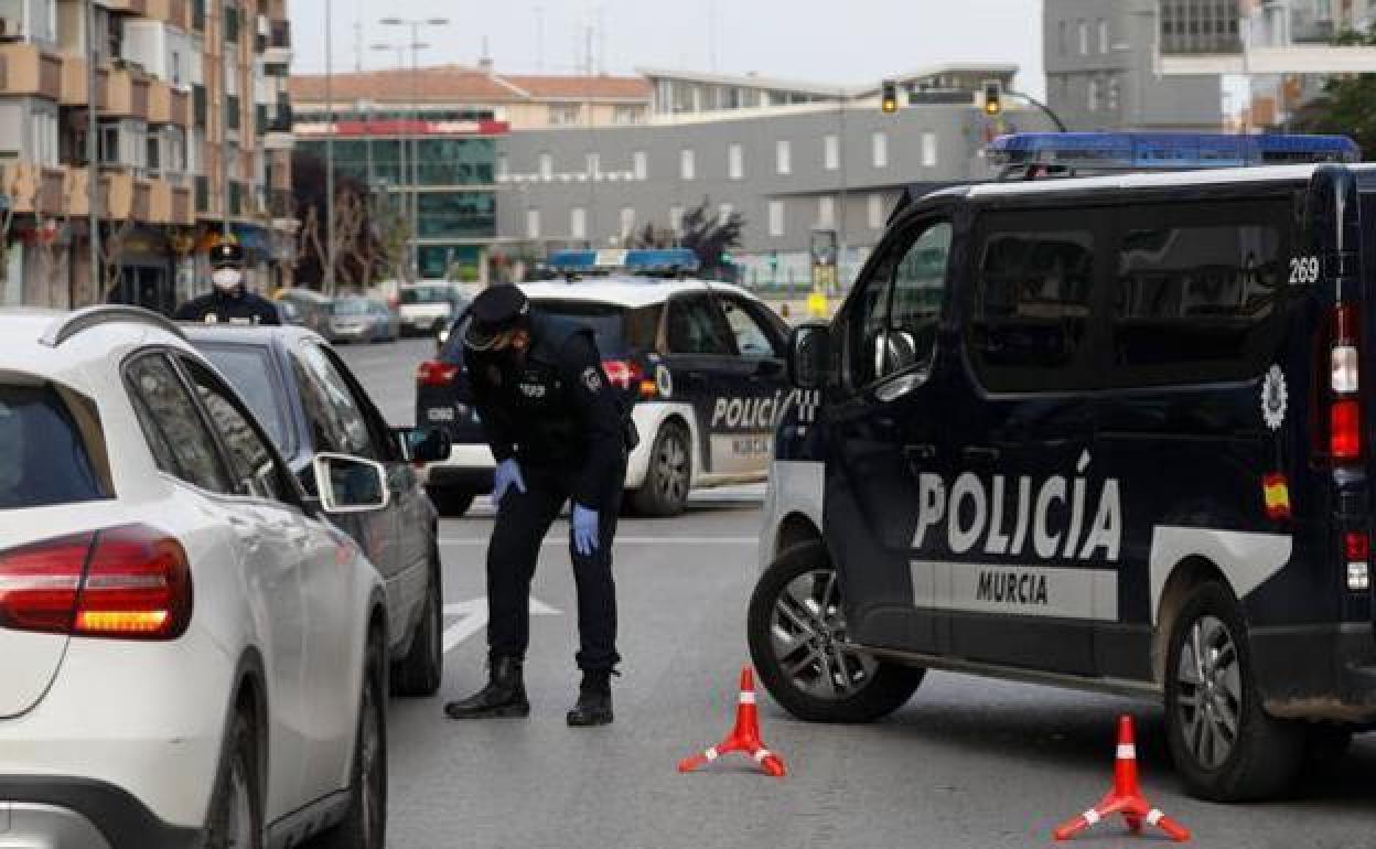 Un control de la Policía Local de Murcia durante el confinamiento en el mes de abril.