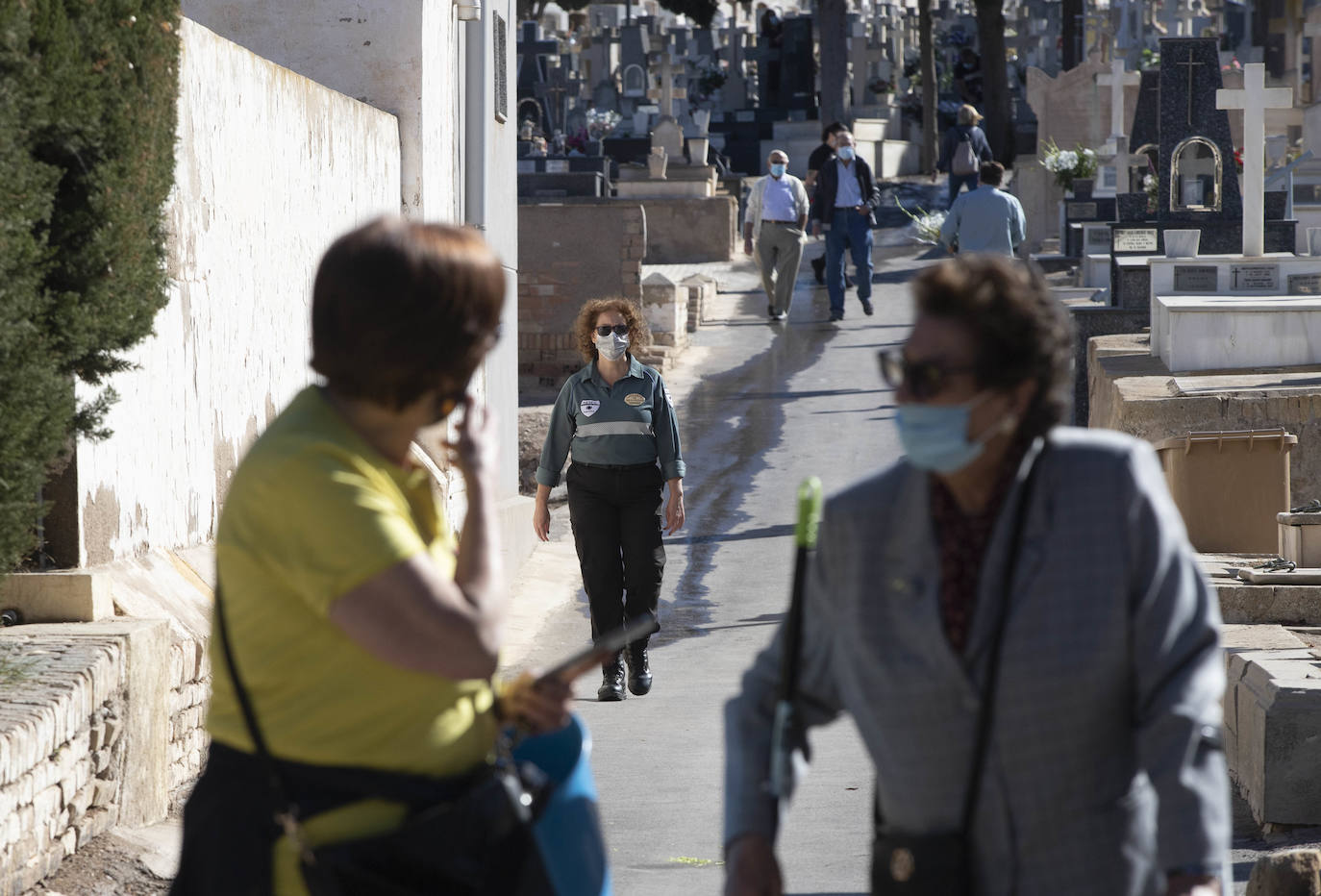 Fotos: El miedo a los contagios escalona las visitas a los cementerios de Cartagena
