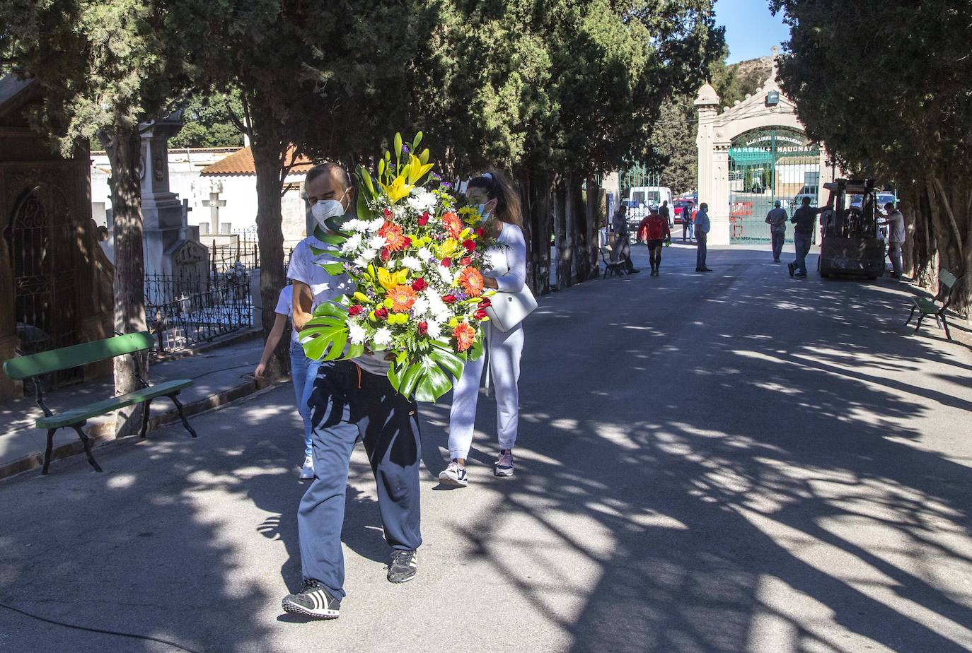 Fotos: El miedo a los contagios escalona las visitas a los cementerios de Cartagena