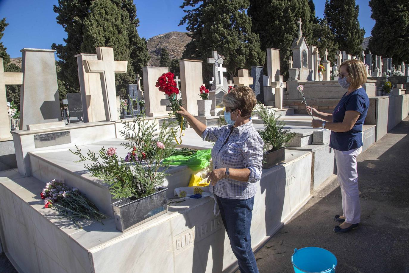 Fotos: El miedo a los contagios escalona las visitas a los cementerios de Cartagena
