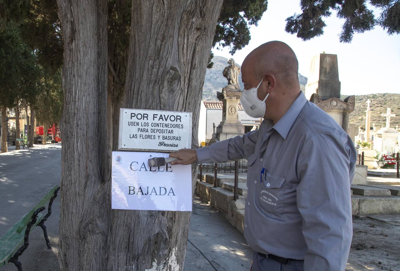 Fotos: El miedo a los contagios escalona las visitas a los cementerios de Cartagena