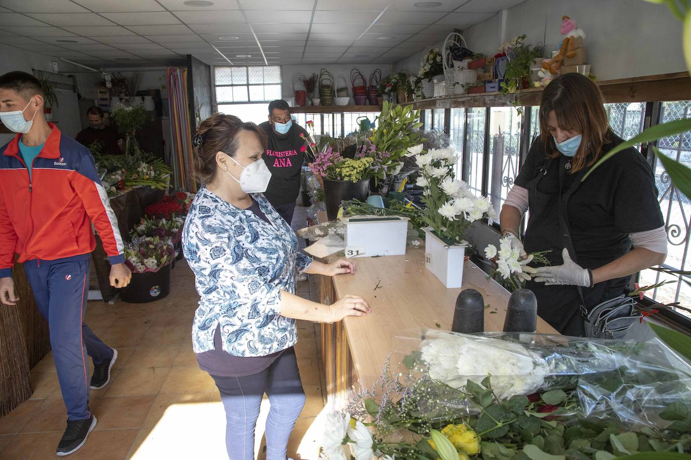 Fotos: El miedo a los contagios escalona las visitas a los cementerios de Cartagena