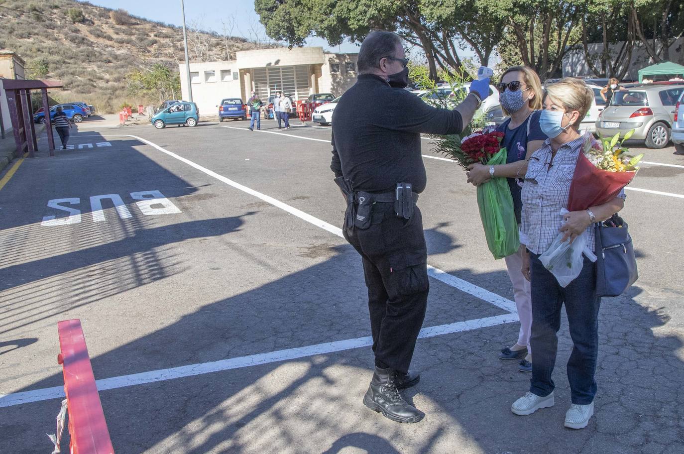Fotos: El miedo a los contagios escalona las visitas a los cementerios de Cartagena