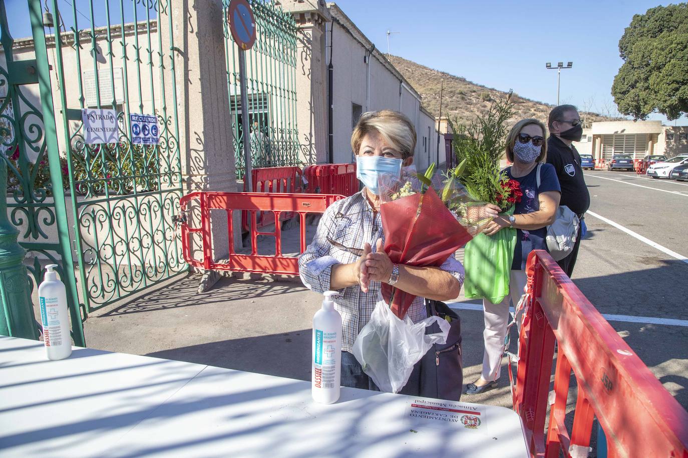 Fotos: El miedo a los contagios escalona las visitas a los cementerios de Cartagena