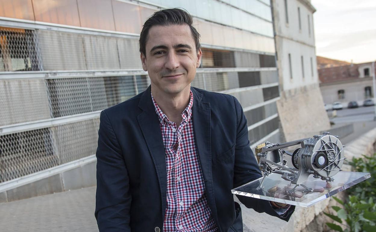 El investigador de la UPCT Rafael Toledo, con una maqueta del instrumento de infrarrojos que incluirá Euclid. 
